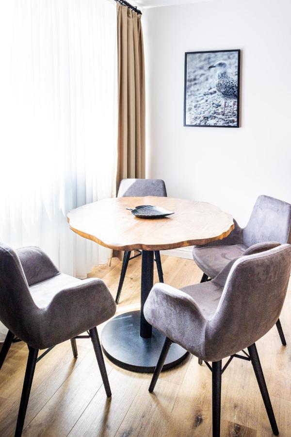 Moderne Maisonette Ferienwohnung Mit Gartenzugang, Nur 7 Gehminuten Zum Strand, Parkplatz & Fahrradunterstellplatz 샬베우츠 외부 사진